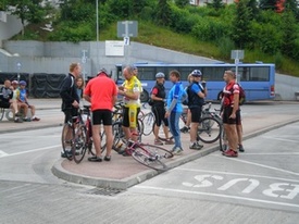 Cyklisti pred startom M50